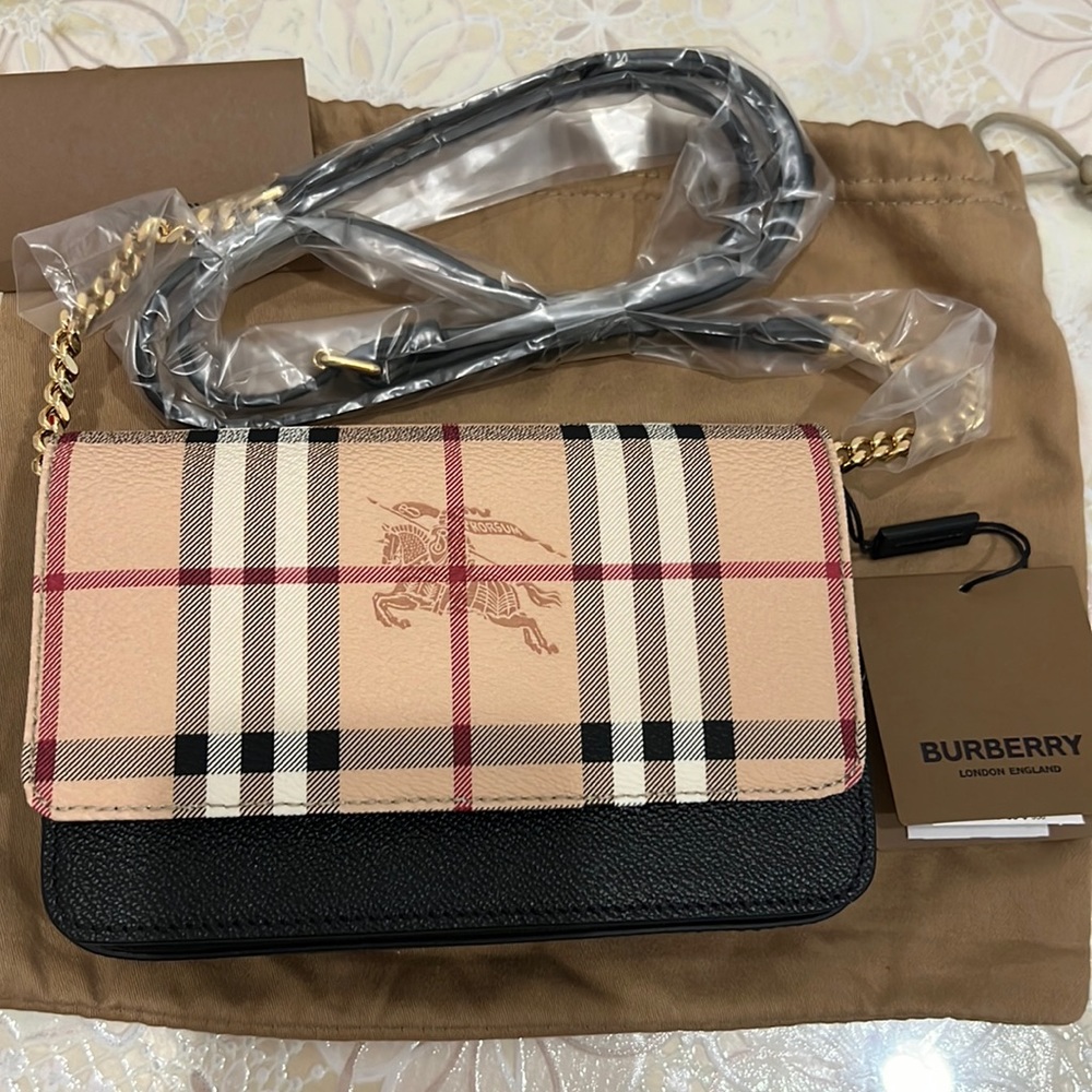 100% Authentic Burberry crossbody bag 🌸